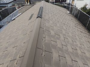 屋根上部の棟板金を取りはずす