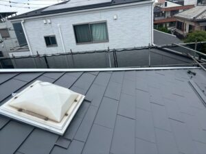 トップライト周辺に屋根材を張り終えた状態