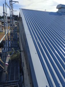 ケラバ(屋根の両端の部分)に板金加工した材料を被せる
