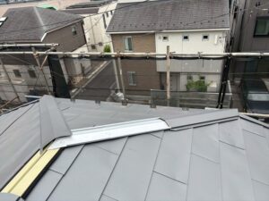 棟板金をかぶせていく
