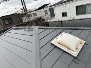 換気棟を取り付け、丈夫で長持ちする屋根の完成