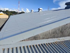 割れる心配がなく、風や地震にも強い屋根が完成