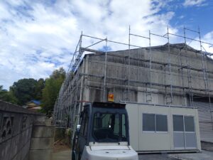 倉庫に足場を設置