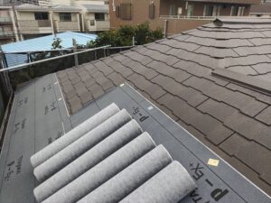 軒先から棟に向かってルーフィング（防水シート）を張っていく