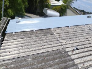 スレート屋根に金属屋根を被せる