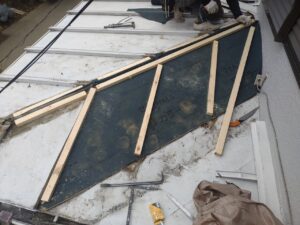 新しい防水シート（ルーフィング）と、心木タルキを取り付け