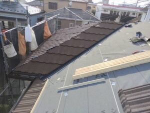 軒先から棟に向かって屋根材を葺いていく