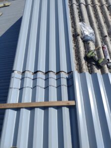 屋根材が上下重なる部分には、コーキングを入れる