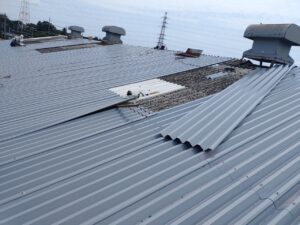 屋根全体を葺くまであと少し
