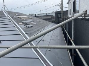 ガルバリウム鋼板の屋根材を葺く