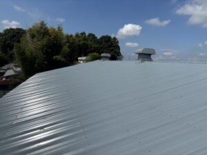 屋根全体を葺き終えたところ