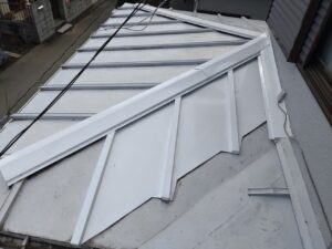 雨漏りしていた箇所に新しい屋根を取り付け