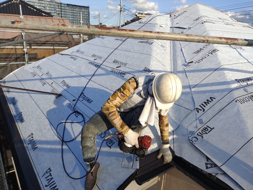 屋根雨押えの施工