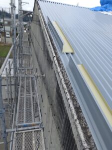 ケラバ(屋根の両端の部分)に古い屋根が見えている