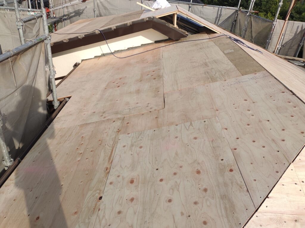 新しい野地板を張った屋根