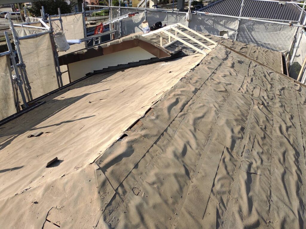 セメント瓦をはがした屋根