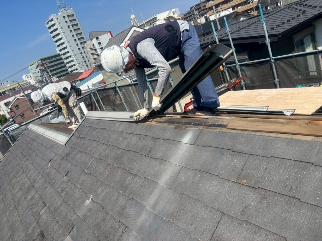 棟板金を取り外し