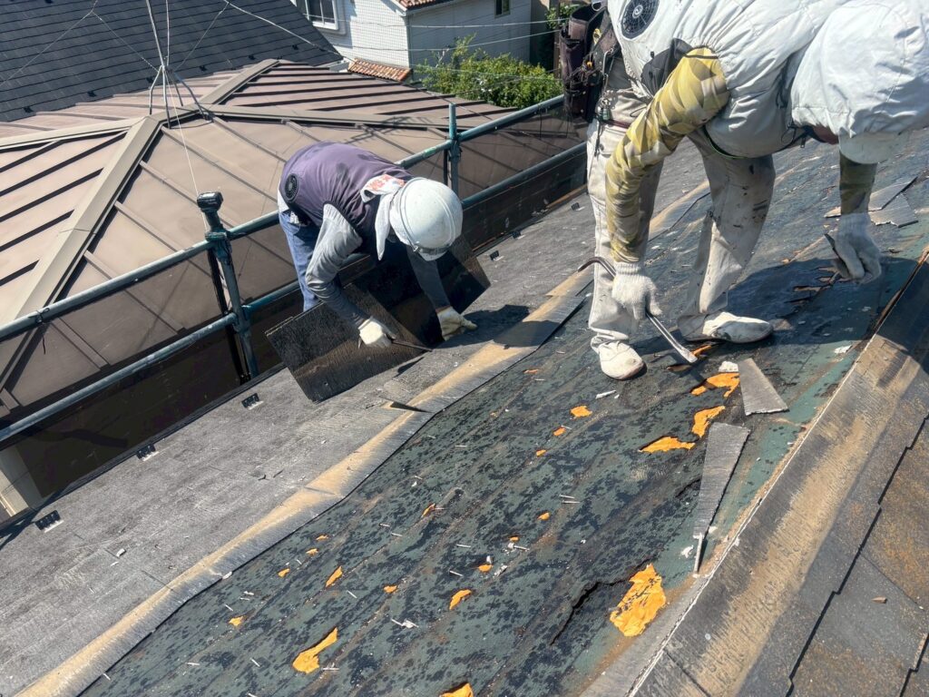 コロニアル屋根をはがし作業中