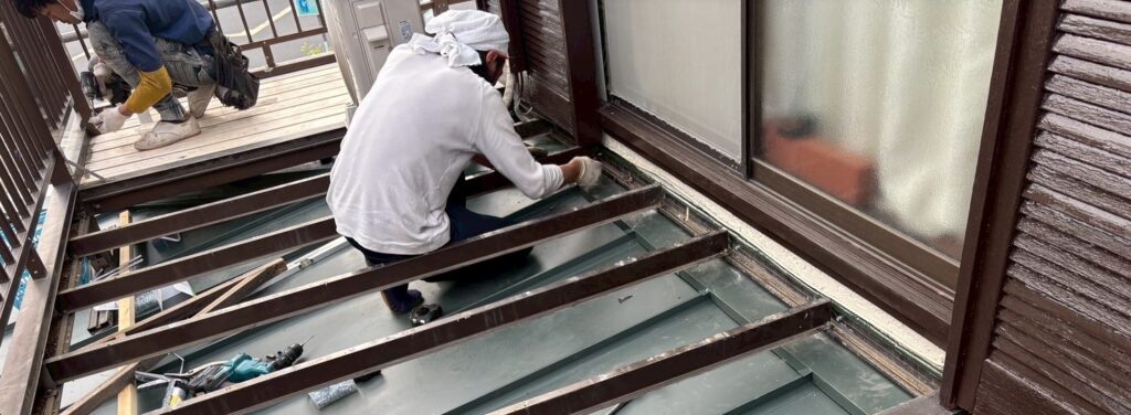 屋根職人よる金属屋根施工