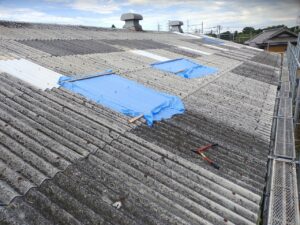 割れて雨漏りする倉庫のスレート屋根