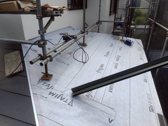 下屋根にタディスホワイトルーフィング（高耐久・高強度の防水シート）を張る