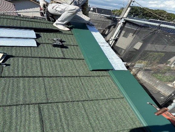 オリジナルで板金加工したものを側面に取り付けます