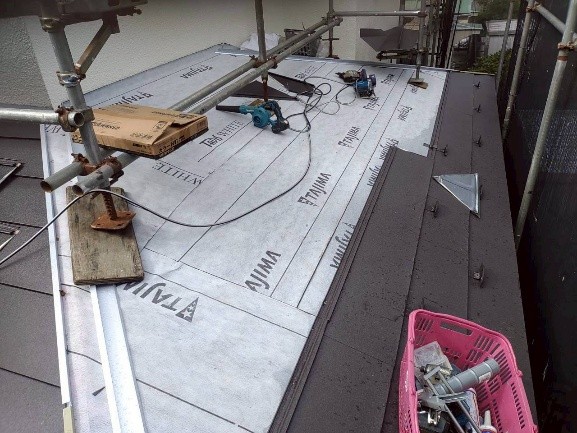 軒先から屋根材を葺き上げ