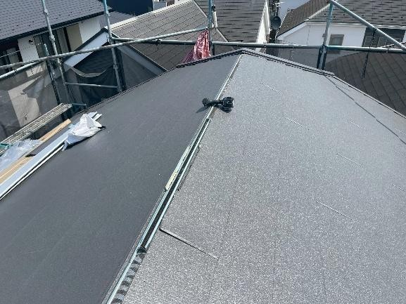 棟まで屋根材（スーパーガルテクト）を葺き上げ