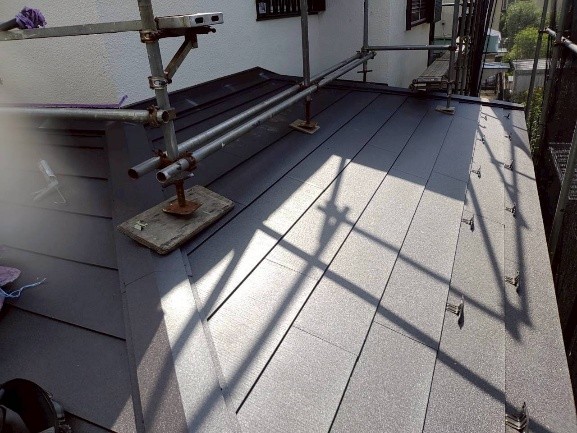 棟板金を取り付け、壁際の雨押え板金を取り付けして下屋根完成