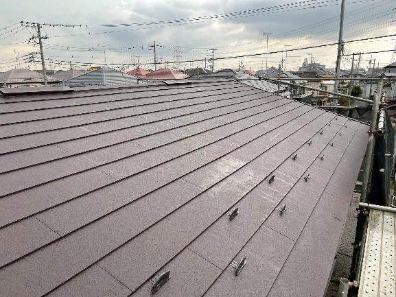 野地板合板下地を張った上に断熱材付きの屋根で、丈夫で熱くなりにくい