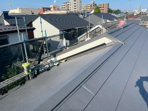 棟板金を取り付け