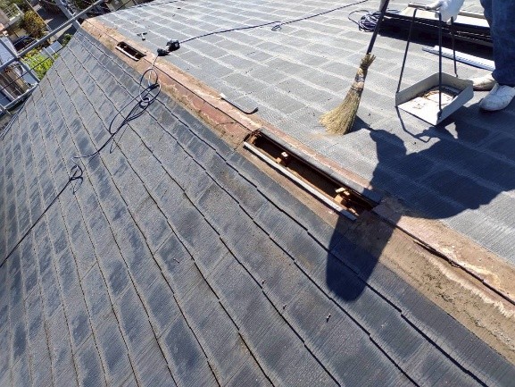 既存の棟板金と棟下地の貫板を取り外して清掃