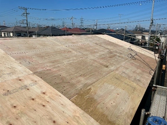 コロニアル屋根の上から野地板合板12ミリを張る
