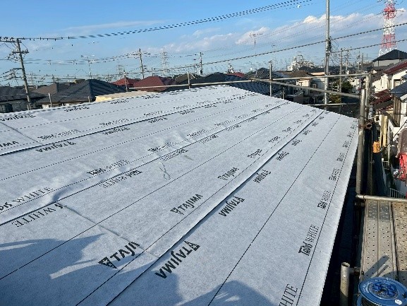 タディスホワイトルーフィング（高耐久・高強度の防水シート）を張る