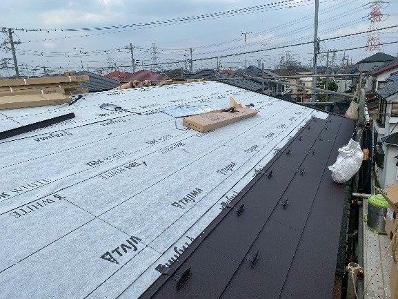 軒先から断熱屋根シルキーG2（福泉工業）屋根を葺き上げ