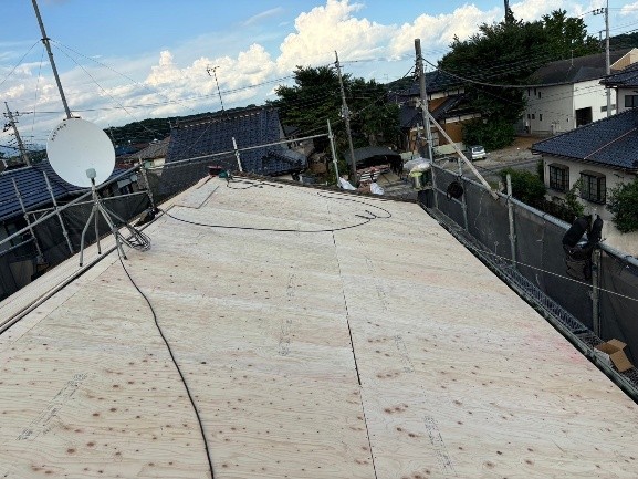屋根下地になる野地板合板12ミリを張る