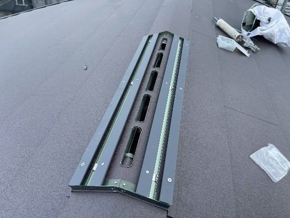 棟板金を取り付け、換気棟を取り付け