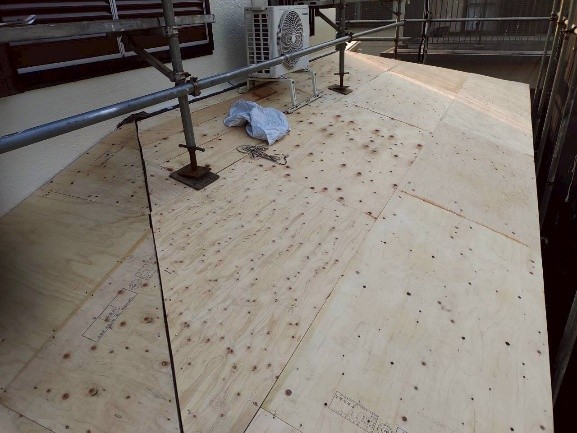 下屋根にも野地板合板12ミリを張る