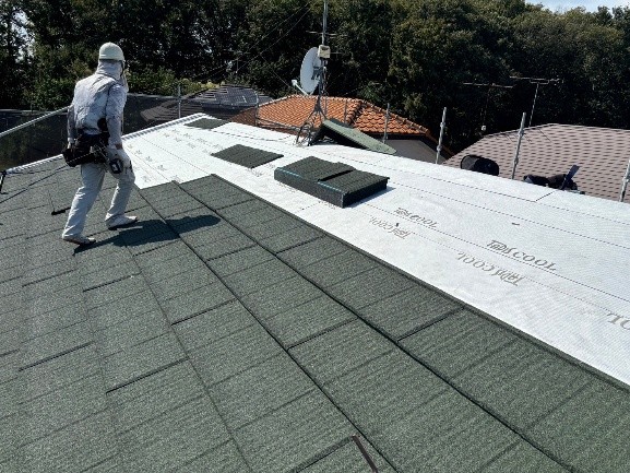 ディートレーディング社のエコグラーニ屋根を葺く