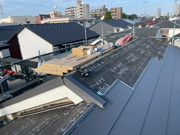 スーパーガルテクトを葺き上げる