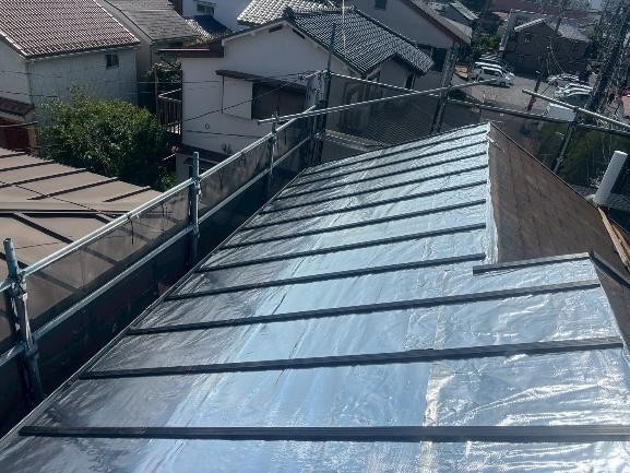 樹脂製の胴縁。遮熱シートと野地板を直接擦れさせないようにすることで遮熱効果が上がります。