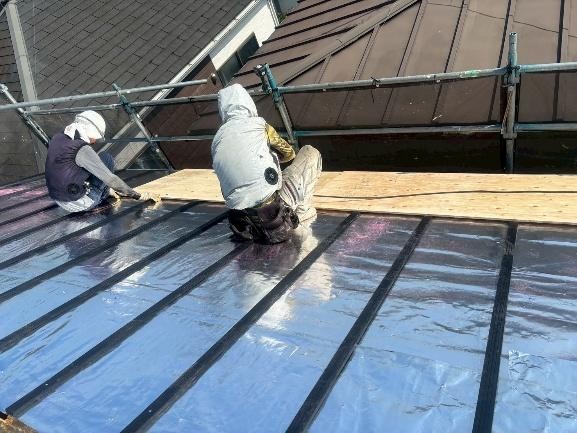 胴縁を取り付けた後、野地板合板を張る