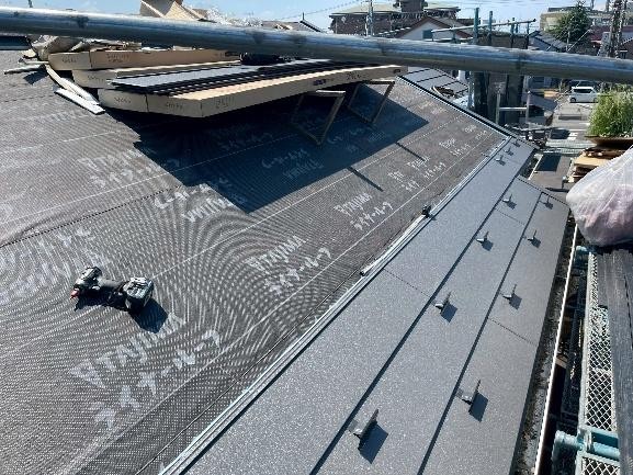 軒先唐草、ケラバ等の役物を付ける