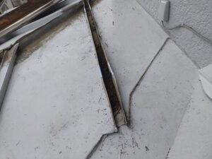 下地が腐ったトタン屋根