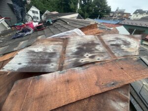 腐食した野地板