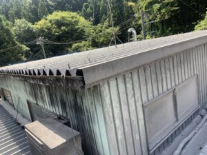 折板屋根の状態を確認