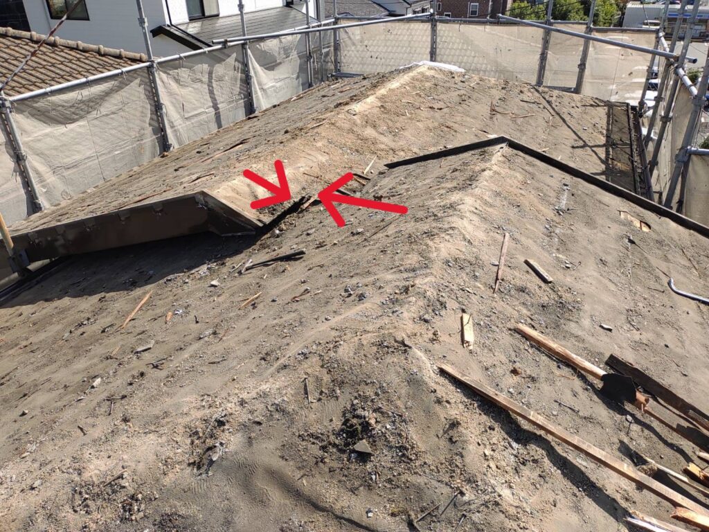 勾配が交差する屋根