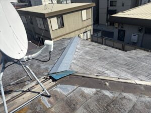 木下地が腐り、棟板金が無くなった写真