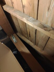 雨漏りした跡がある天井裏