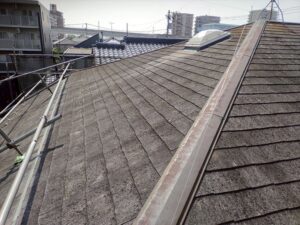 古いコロニアルの屋根